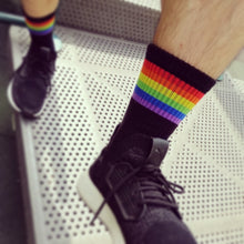 將圖像加載到圖庫查看器中，六色彩虹棉質毛巾長襪 LGBTQ+
