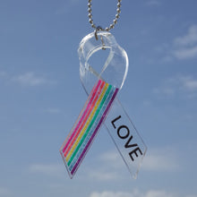 將圖像加載到圖庫查看器中，手作壓克力彩虹LOVE絲帶吊飾 LGBTQ+
