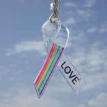 將圖像加載到圖庫查看器中，手作壓克力彩虹LOVE絲帶吊飾 LGBTQ+
